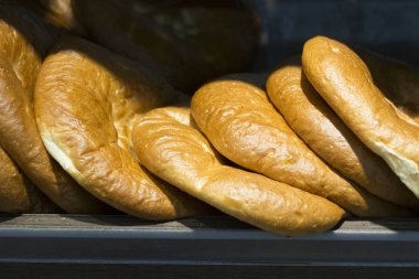 Mağazada bir sürü küçük ekmek..