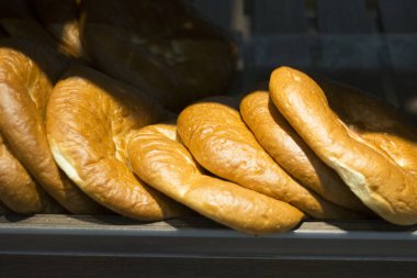 Mağazada bir sürü küçük ekmek..