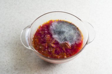 Kalıp masada kötü kırmızı çorbası.
