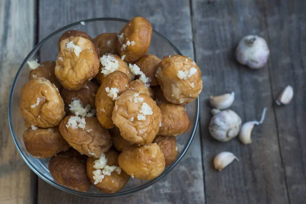 Donuts Com Alho Fundo Madeira — Fotografia de Stock