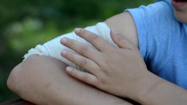 Van Het Meisje Arm Scherp Pijnlijk Voor Het Meisje — Stockvideo