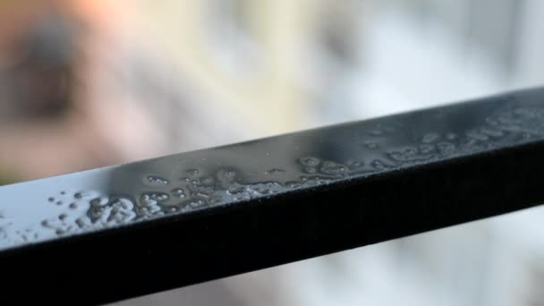 Gotas Lluvia Goteando Sobre Una Barandilla Metal Negro — Vídeo de stock