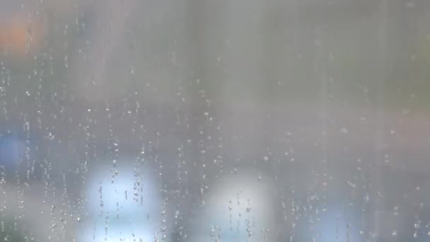 濡れたガラスを通して外の雨を見ることができます — ストック動画
