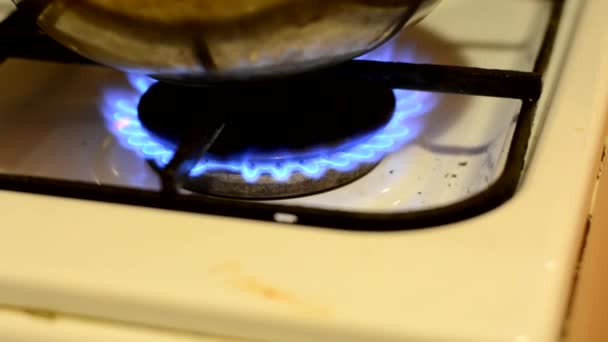 厨房里燃烧气体的蓝色火焰 — 图库视频影像