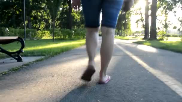 Kız Kaldırım Boyunca Yürüyor Bacakları Arkadan Görünümü — Stok video
