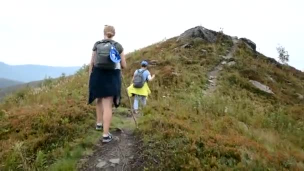 Två Flickor Vandrar Längs Bergsstig — Stockvideo