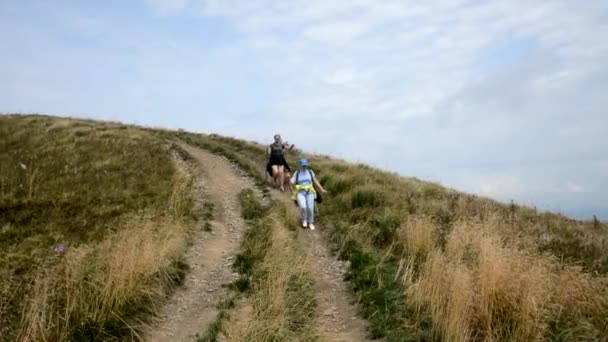 Dos Chicas Están Caminando Por Sendero Montaña — Vídeos de Stock