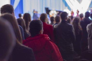 Koridorda bir konserde kişilik bir kalabalık.