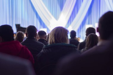 Koridorda bir konserde kişilik bir kalabalık.