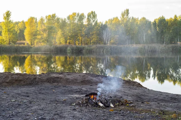 Een Kleine Brand Brandt Oever Van Een Prachtig Meer — Stockfoto