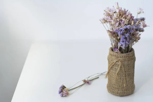 Bouquet Fleurs Sauvages Séchées Sur Une Table Blanche — Photo