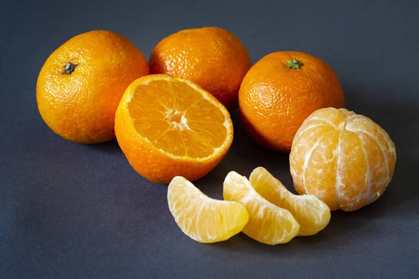 Unas Mandarinas Cepilladas Enteras Sobre Fondo Gris —  Fotos de Stock