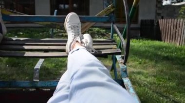 Salıncakta binen bir kız bacakları.