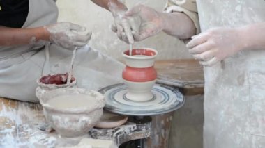 Bir çömlekçi bir öğrenci tencere yapmayı öğretir..