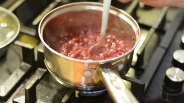 Bir gaz sobası Berry vişne sosu yemek.