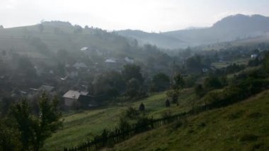Karpatlar bir dağ köyünde sabah görünümü.