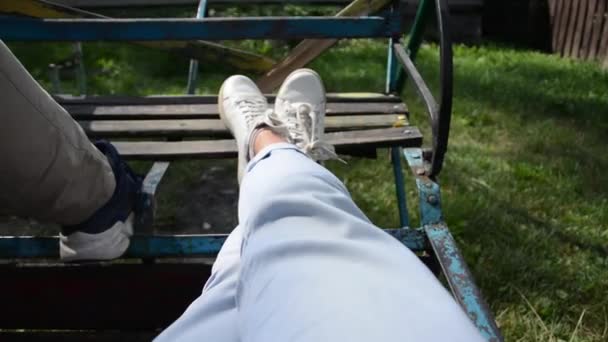 Nohy Dívce Která Jezdí Houpačce — Stock video