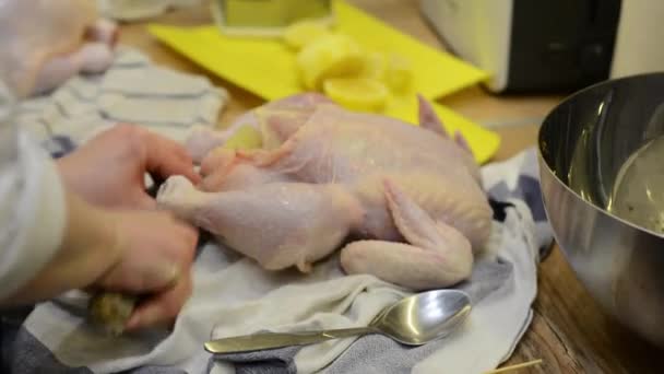 Marinieren Und Kochen Von Hühnchen Zum Backen — Stockvideo