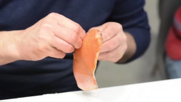 Lachs Knochen Entfernen — Stockvideo