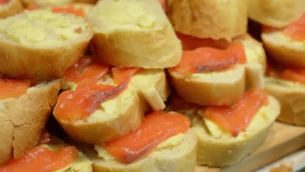 Μαγείρεμα Μια Ποικιλία Από Σάντουιτς Βούτυρο Και Σολομό — Αρχείο Βίντεο