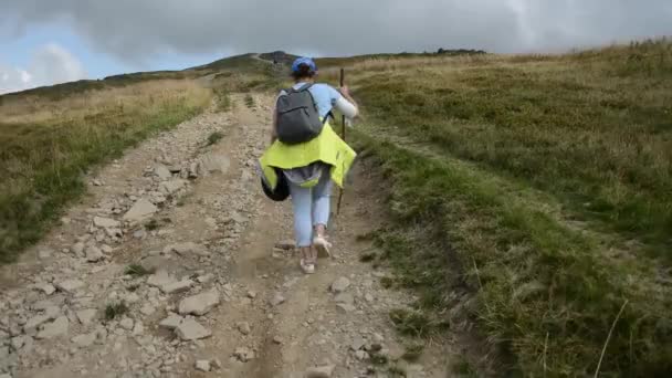 Una Chica Sube Por Camino Rocoso Montaña — Vídeos de Stock