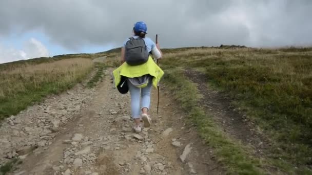 Una Chica Sube Por Camino Rocoso Montaña — Vídeos de Stock