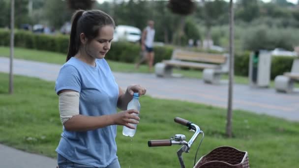 Menina Senta Uma Bicicleta Bebe Água — Vídeo de Stock