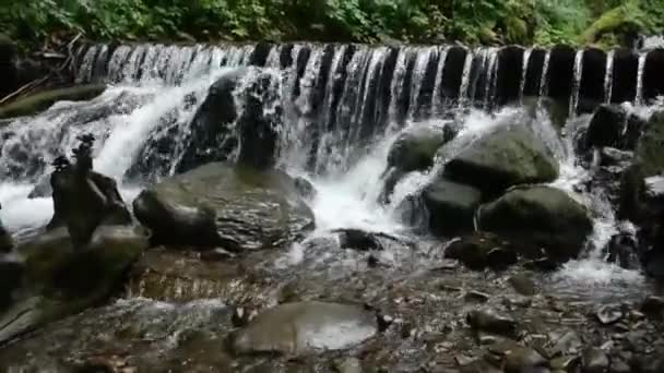 石を通して流れ山川の嵐 — ストック動画