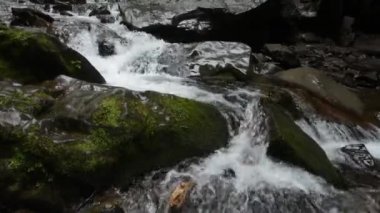 fırtınalı bir dağ nehir akış taşlar streams