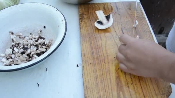 这个女孩把蘑菇切成小块 — 图库视频影像