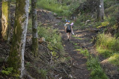 Kızlar ormanda - görünümü arkadan yokuş yukarı git.