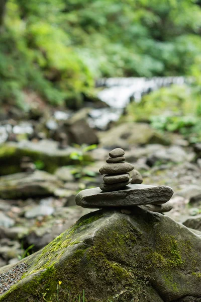 山の川のほとりにたくさんの石が別の石に横たわっている — ストック写真