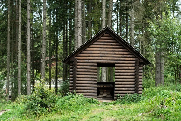 Uma Pequena Casa Madeira Floresta Montanha — Fotografia de Stock