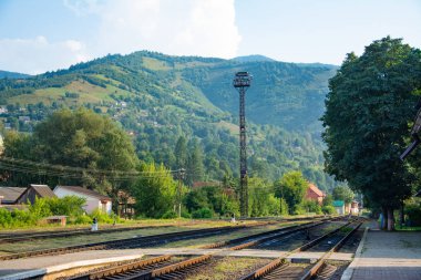 Dağlarda küçük bir tren istasyonu platformu.