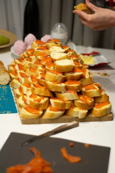 Uma Variedade Pequenas Sanduíches Salmão Mesa Festiva — Fotografia de Stock