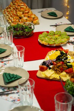 Yılbaşı yemeğinde çeşitli şenlik yemekleri.