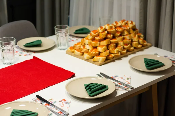 Uma Variedade Pequenas Sanduíches Salmão Mesa Festiva — Fotografia de Stock