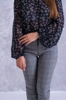 Hafif bir bluz ve pantolon güzel kız.