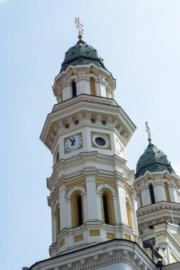 Gökyüzüne karşı Ortodoks kiliselerinden birinin tepesi.