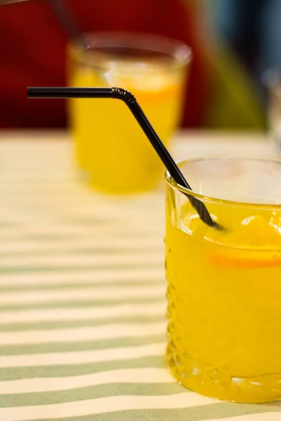 Δύο Ποτήρια Πορτοκαλί Λεμονάδα Στο Τραπέζι Ένα Καφέ — Φωτογραφία Αρχείου