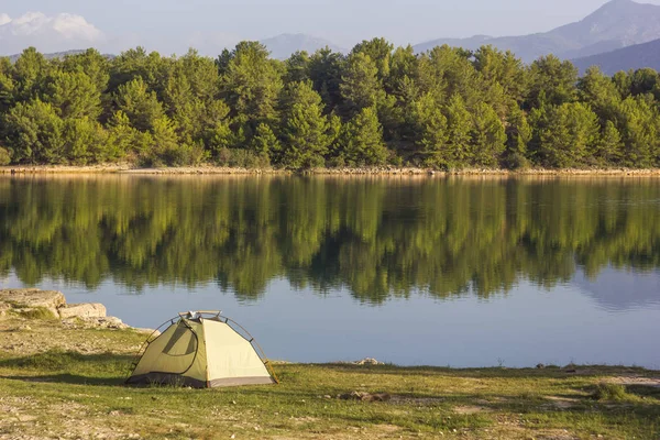 Türkiye'de gündoğumu gölde yakınındaki çadır