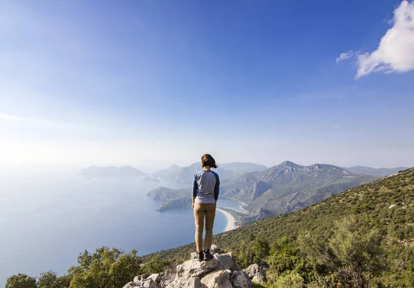지중해 근처 산에 있는 절벽에 서 있는 여자 — 스톡 사진