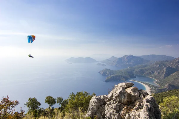 Yamaçparaşütü Ölüdeniz beach Türkiye'de yukarıda havada