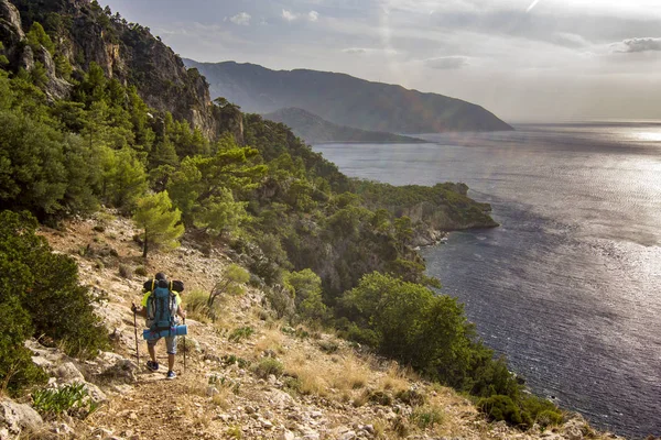 Man Backpack Standing Cliff Mountains Mediterranean Sea Beautiful View Sun — Stock Photo, Image