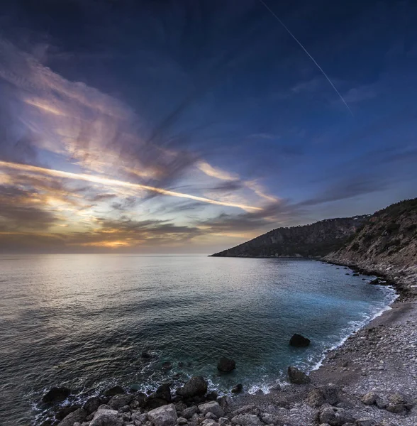 Kleurrijke zonsopgang op Middellandse Zee — Stockfoto