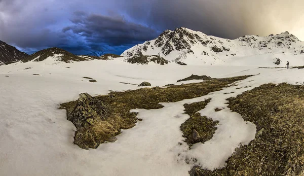 夕暮れ空の嵐の雪のコーカサス山脈 — ストック写真