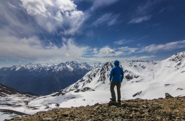 karlı Dağları'nda bir uçurumun üzerinde duran adam
