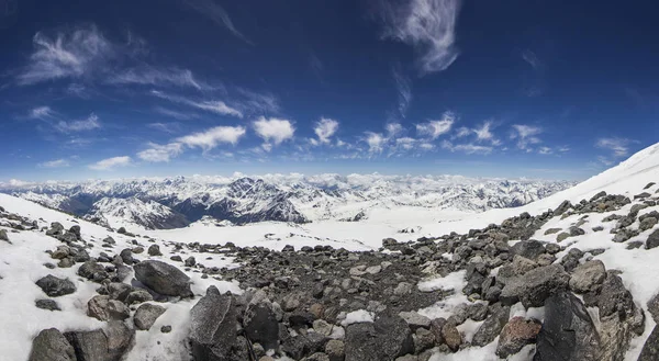 Снежный Кавказский хребет со склонов Эльбруса — стоковое фото