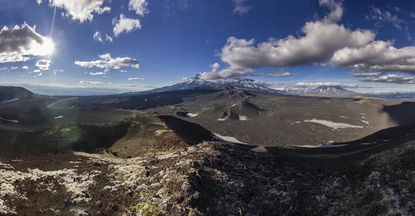 Vista del volcán Tolbachik desde la arena volcánica negra con poca vegetación — Foto de Stock