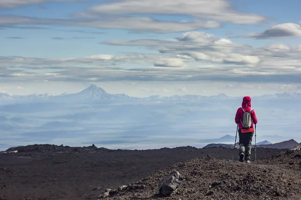 설 화산에서 볼 수 있는 화산 슬 래그에 서 있는 남자 — 스톡 사진